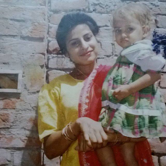 Himanshi Khurana With Mom